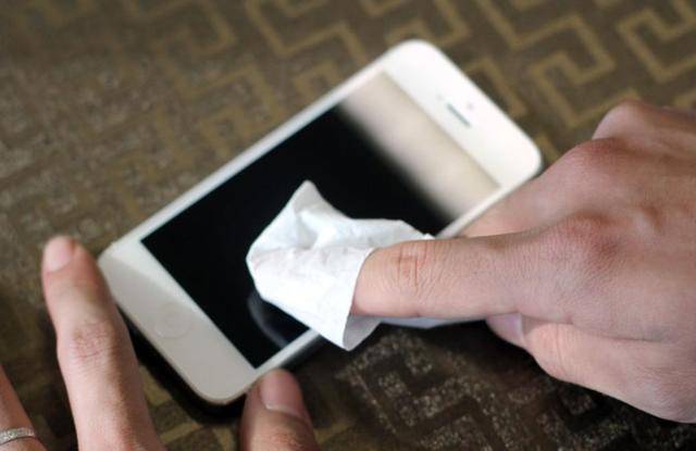 为什么你的手机屏幕越擦越脏 为什么你的手机屏幕越擦越脏